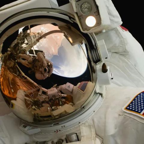 Pembe Bir Mezarlık 1